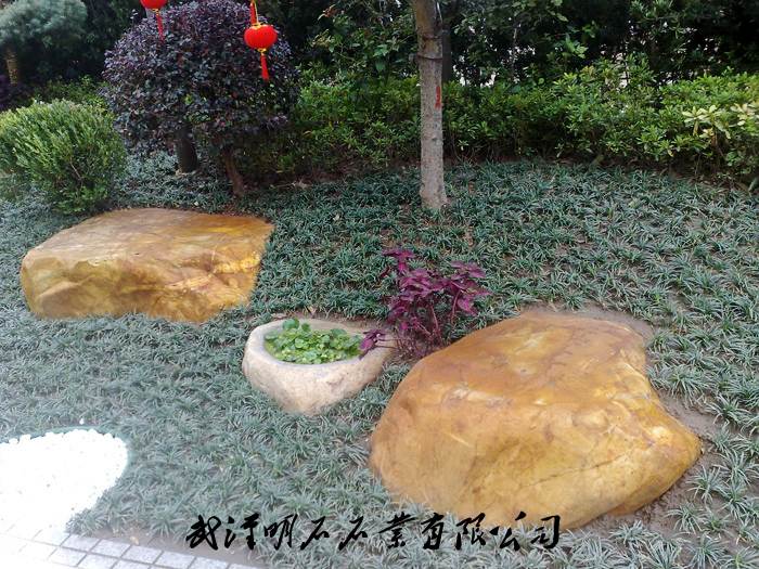 草坪置石